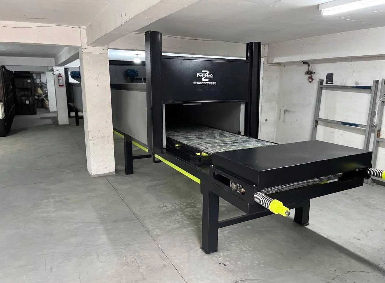 Estufa de cura para pintura eletrostática com transporte por esteira